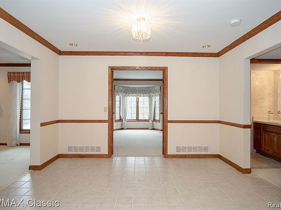 5th image of 822 Deer Ct #506