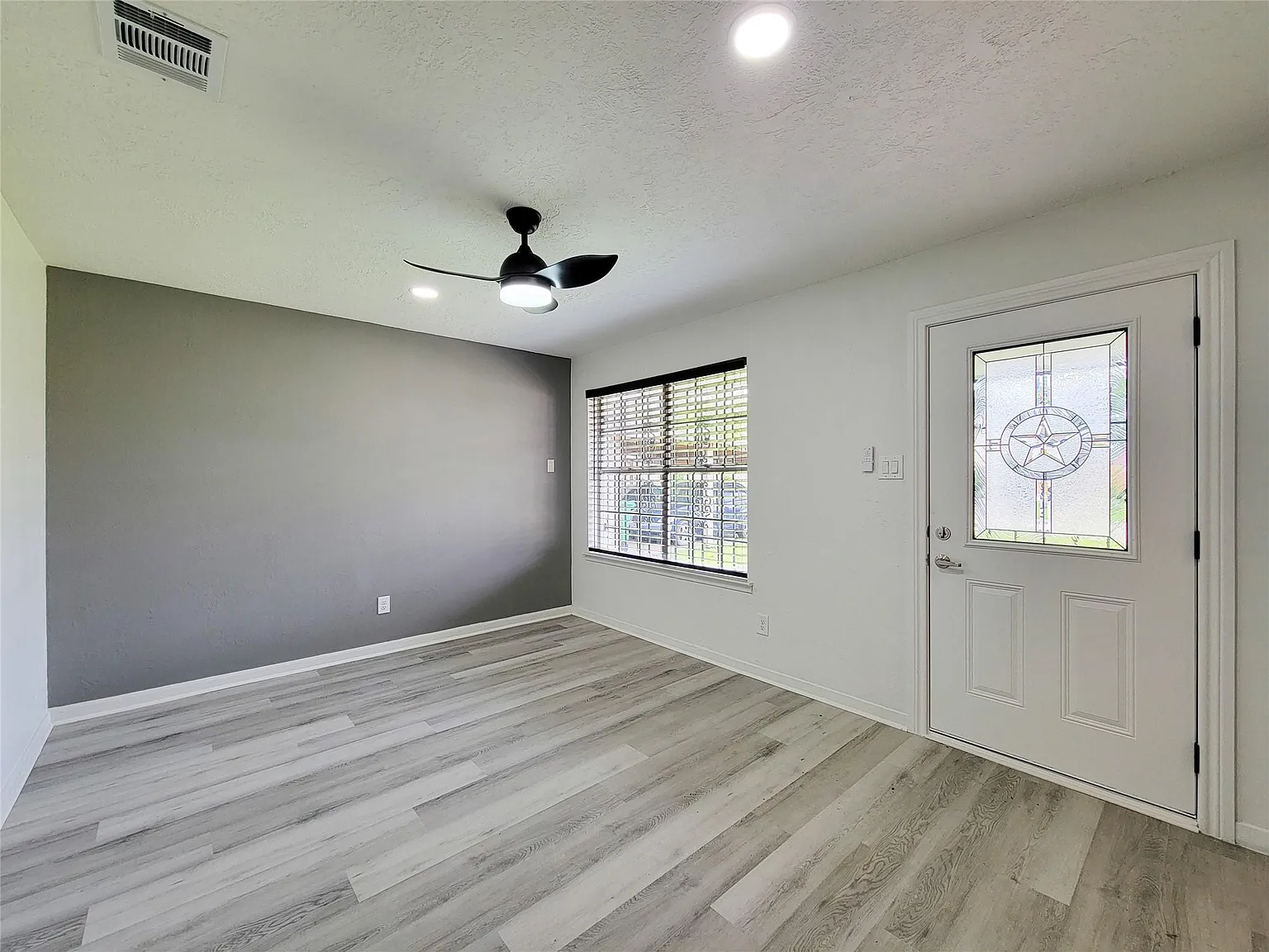 3 bed, 1.5 bath, 819 sqft, $1,700 — Photo 3