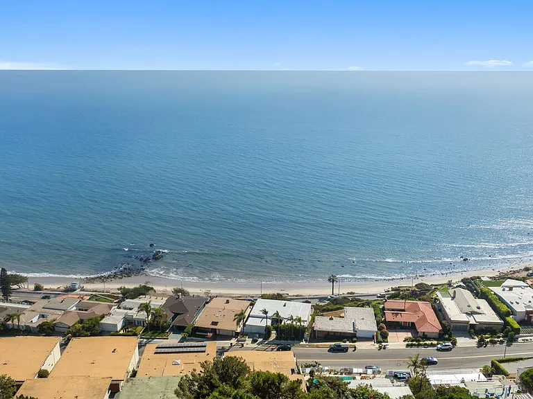 18111 Coastline Dr #1 — Photo 2