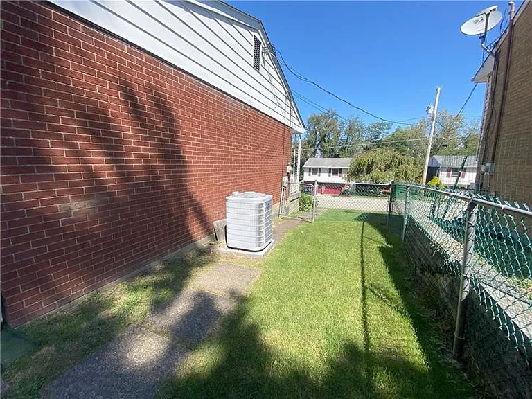 439 Crestview Dr — Photo 47