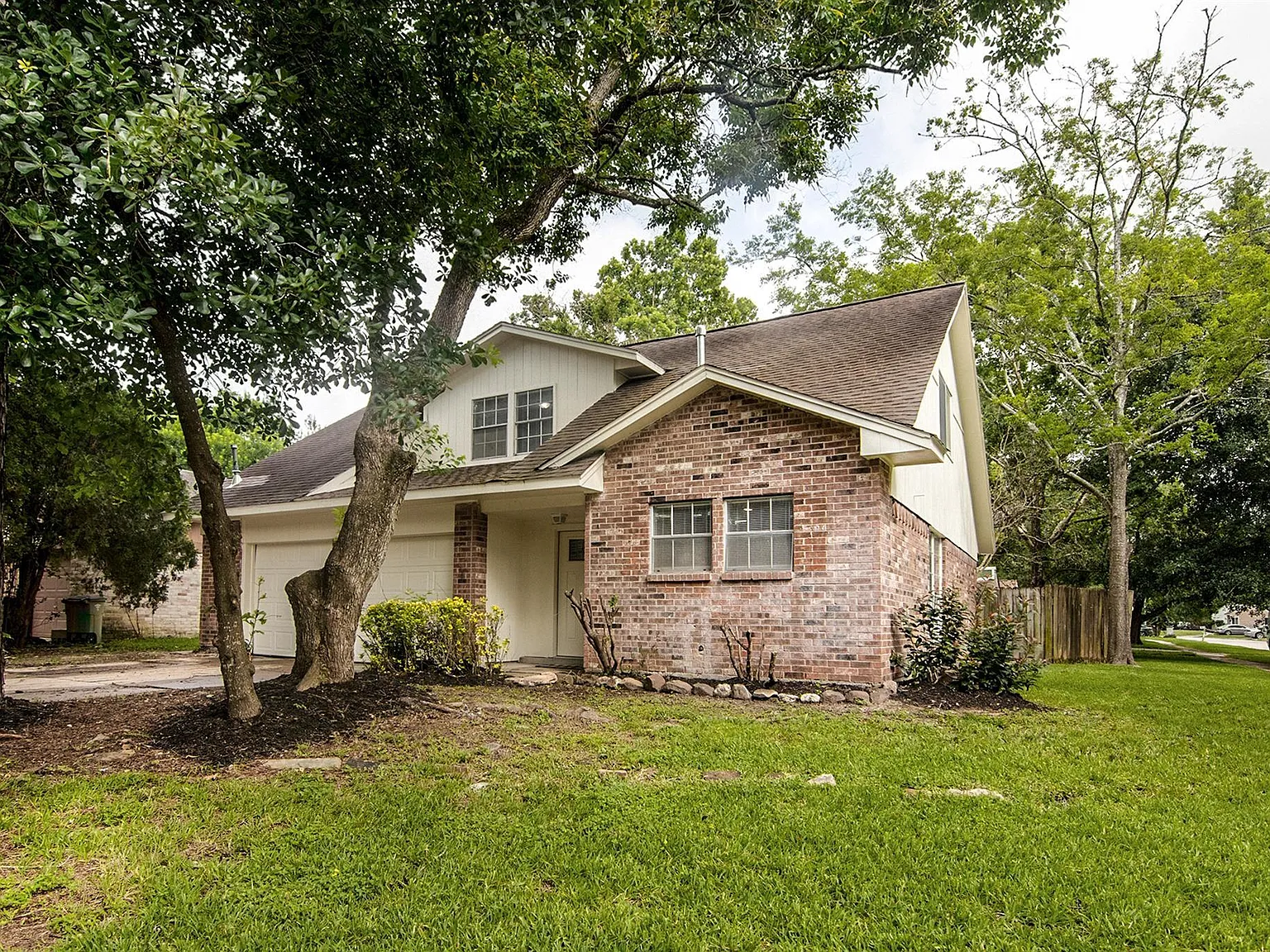 4 bed, 2.5 bath, 1834 sqft, $2,000 — Photo 3