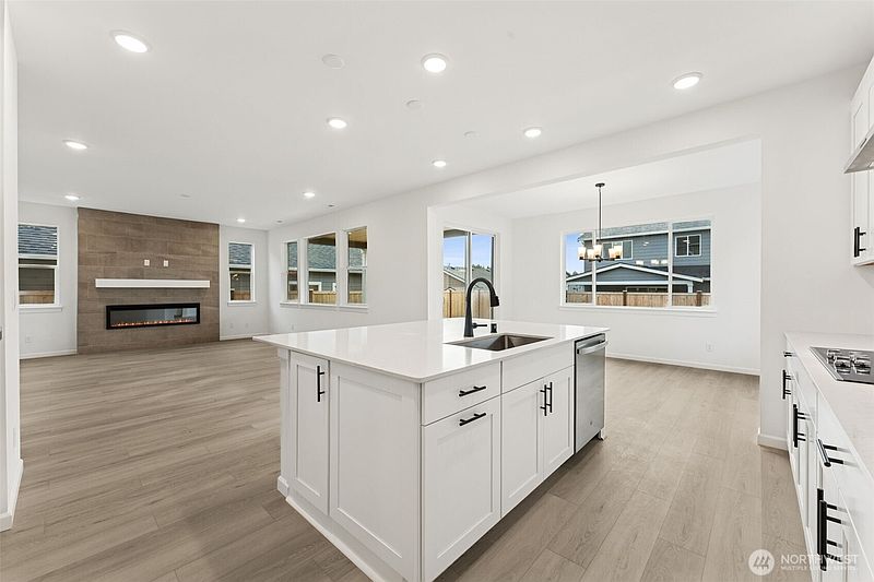 5th image of 5851 Thornhill Avenue SW #298