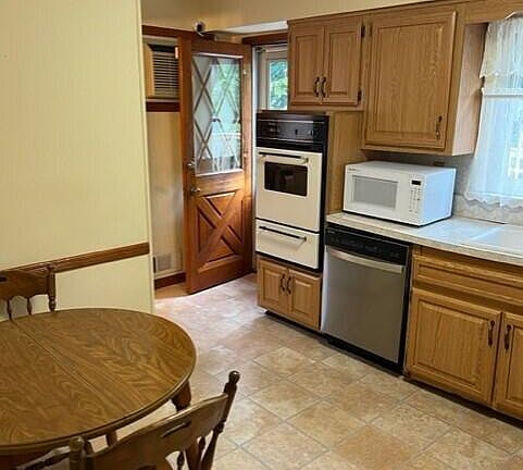 3rd image of 553 Hanover Ave