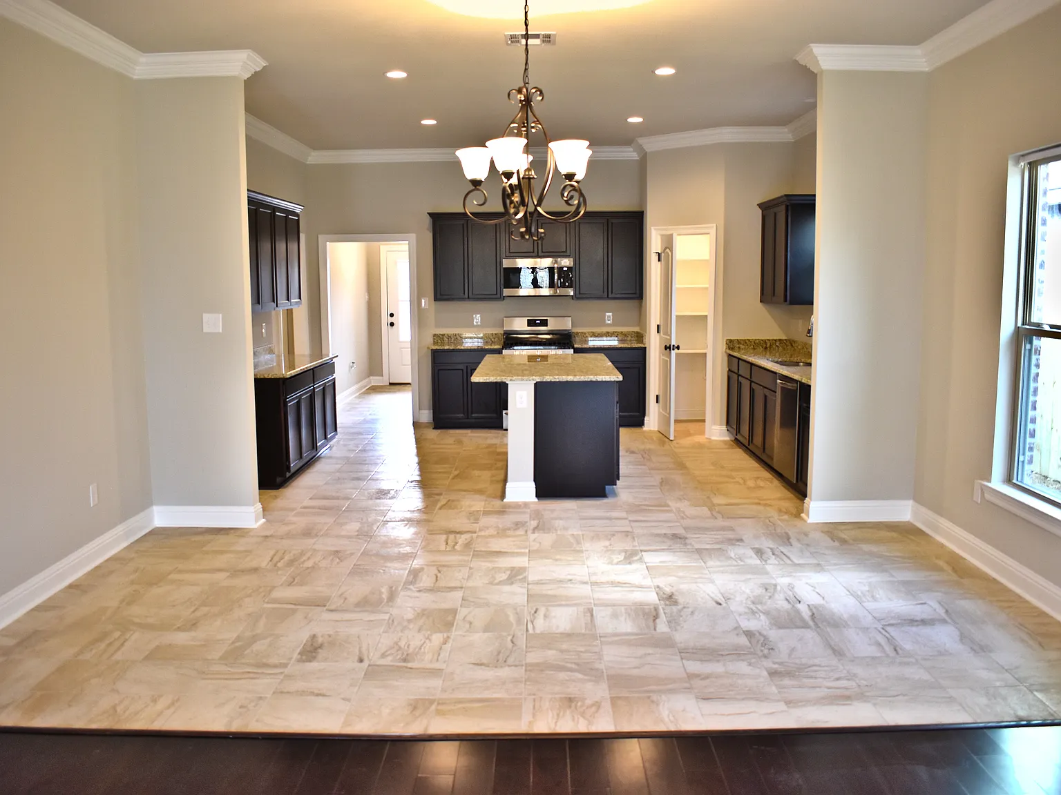 4 bed, 2092 sqft, $2,350 — Photo 3