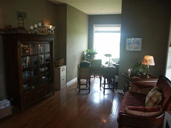 4th image of 990 Railroad Ln