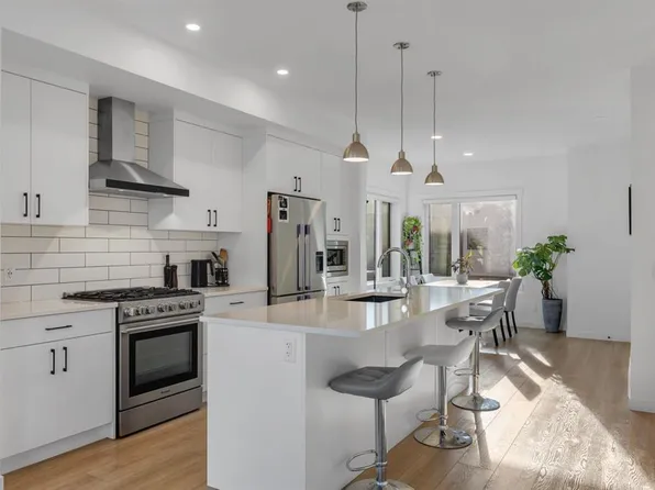 213 N Greenbriar Cmn NW, Calgary, AB T3B 6J3