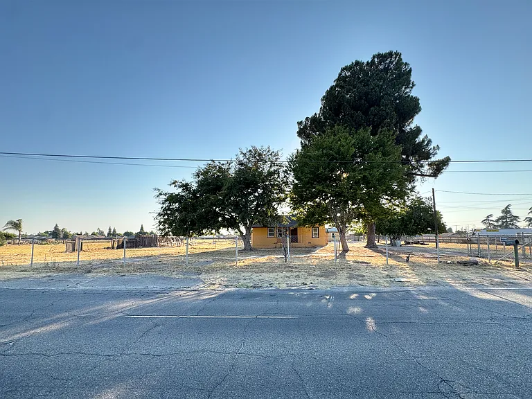 1741 N Blythe Ave — Photo 14