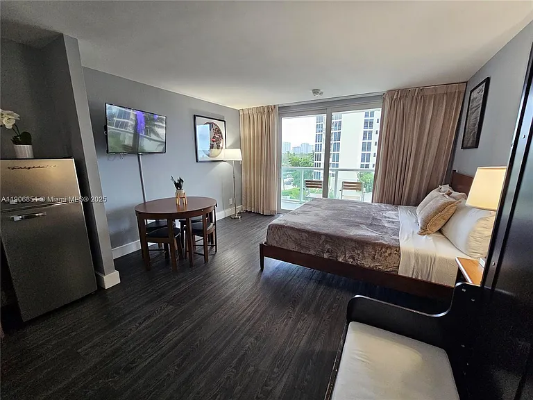19201 Collins Ave #324 — Photo 10