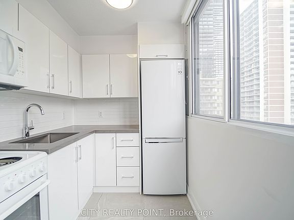 4th image of 33 Isabella St #2405