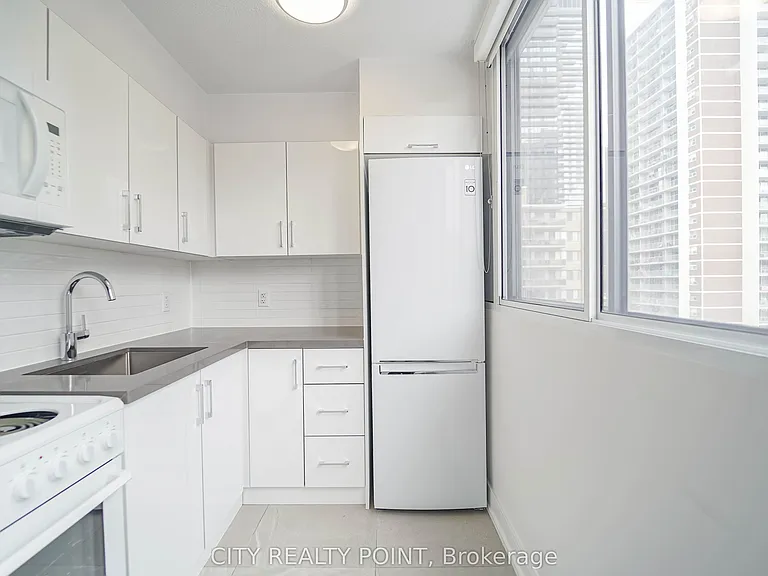 33 Isabella St #2405 — Photo 4