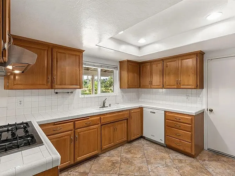 1654 York Dr — Photo 4