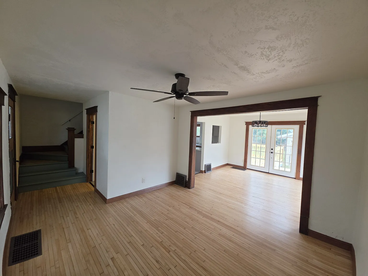 3 bed, 1008 sqft, $1,995 — Photo 3