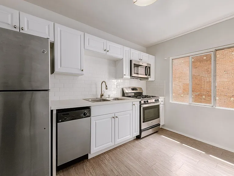 1033 S Westlake Ave — Photo 34