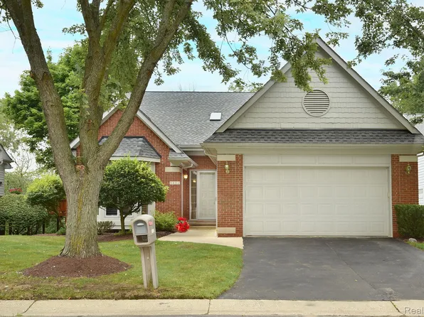 6402 Country Shire Ln, West Bloomfield, MI 48323
