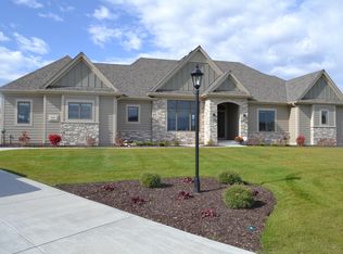 6157 S Grouse Hollow Ct, New Berlin, WI 53151