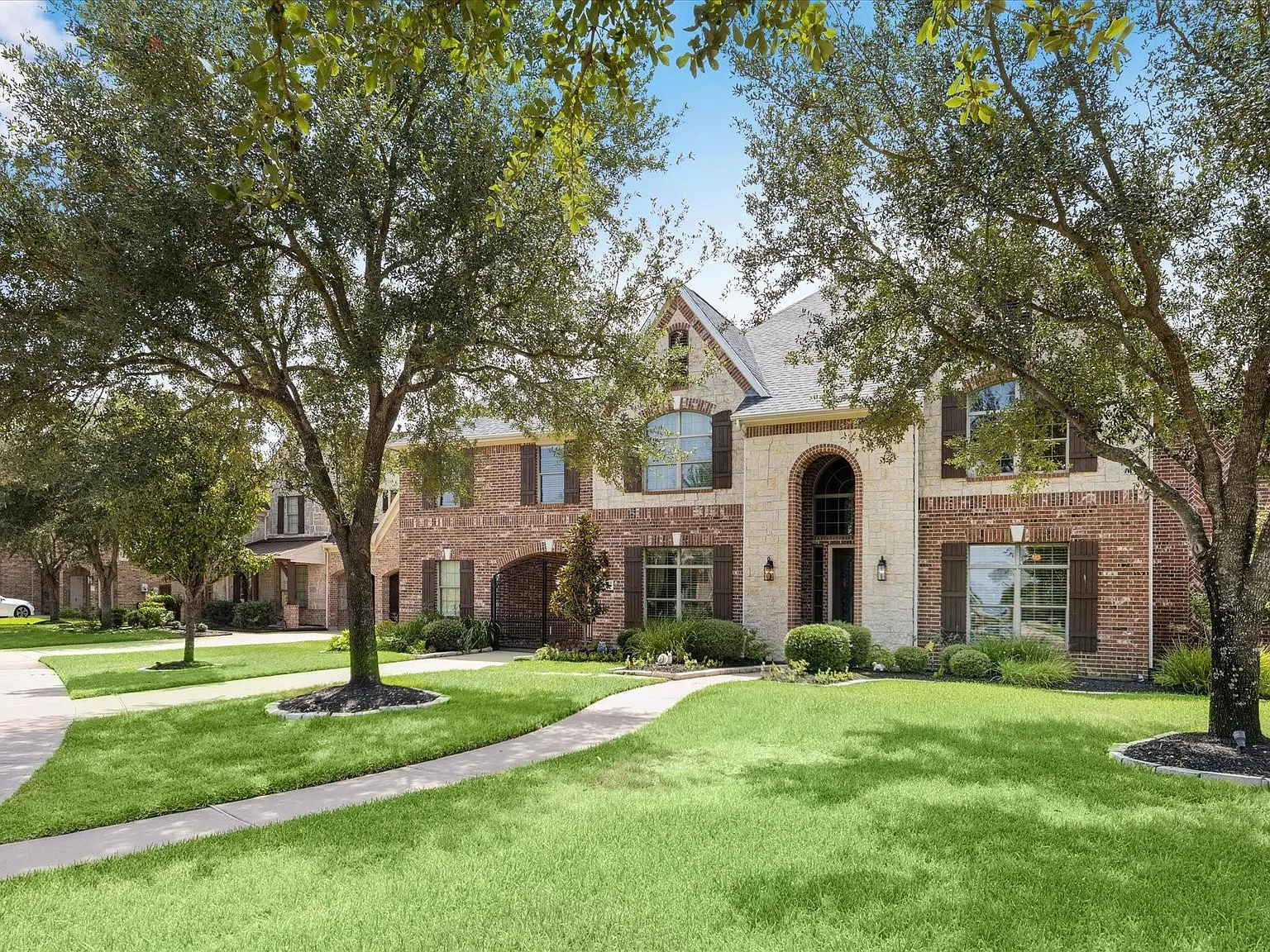 5 bed, 5.5 bath, 5932 sqft, $5,500 — Photo 1