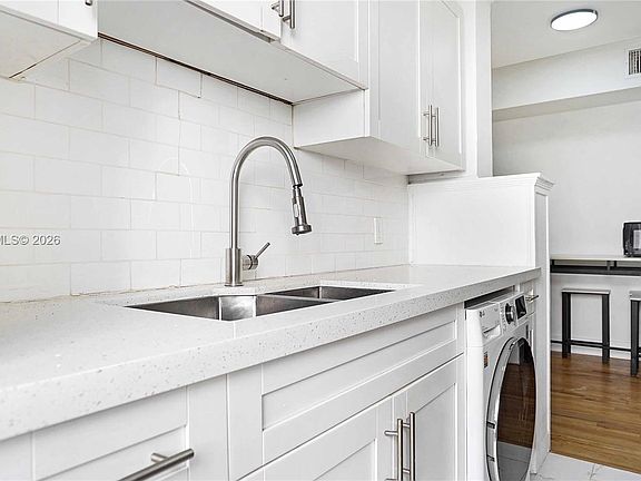 4th image of 815 W 39th St
