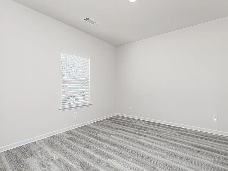 639 Mackenzie Cv — Photo 11