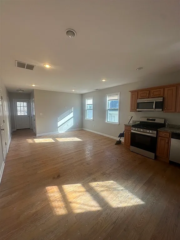 3 bed, 1.5 bath, 1000 sqft, $2,700 — Photo 2