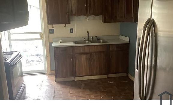 4th image of 651 E 93rd St