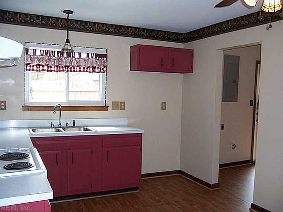 4th image of 621 Sandy Springs Ln