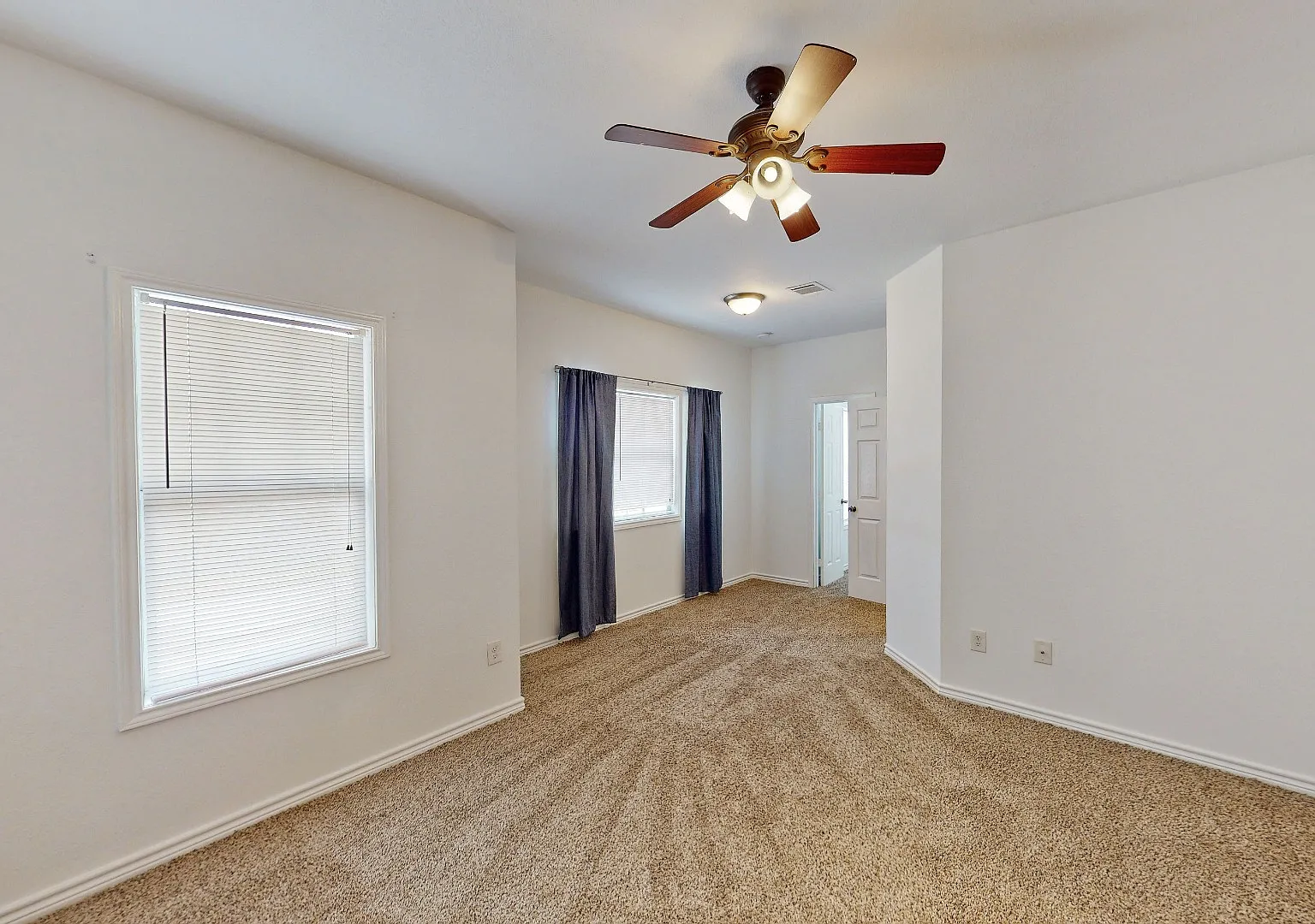One Block to A&M! Kyle Field walking distance! Newly remodeled, all appliances, 5 bd/4 bth across... — Photo 4