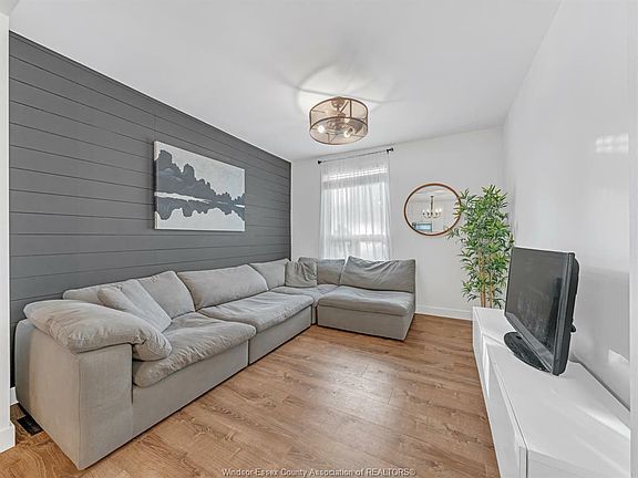 5th image of 125 Queens Ave