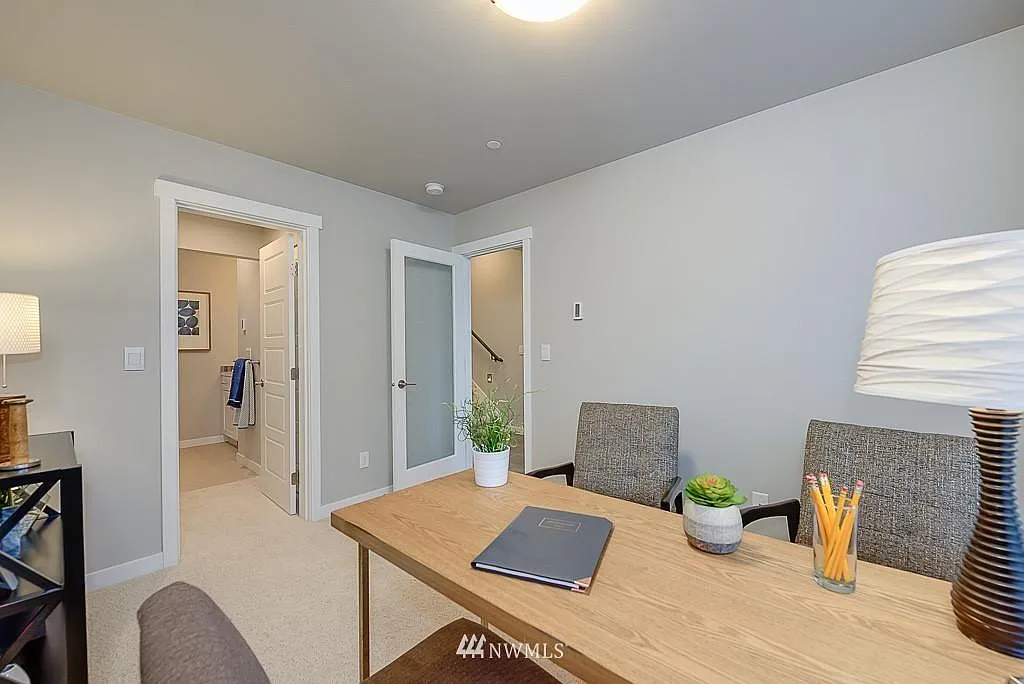 3 bed, 3.5 bath, 1830 sqft, $3,700 — Photo 3