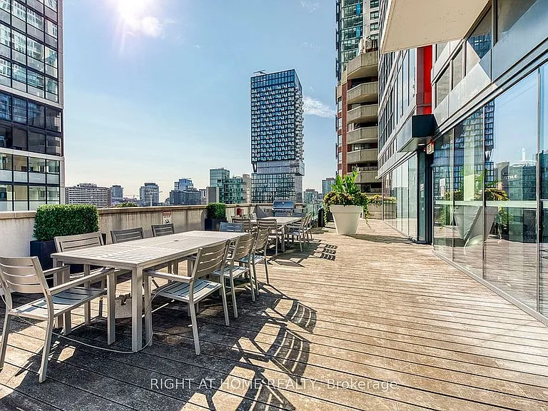 159 Dundas St E #412 — Photo 20
