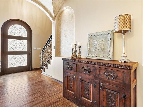 4th image of 2710 Seton St