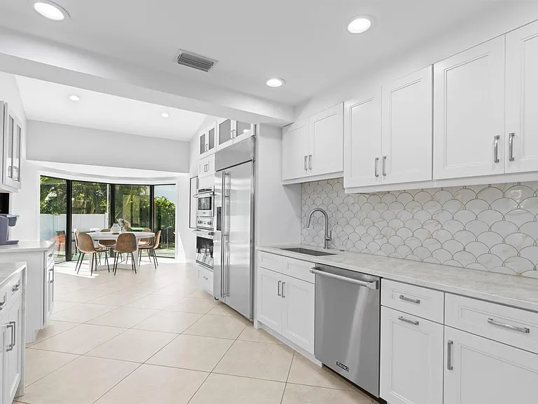 1050 Brooks Ln — Photo 8