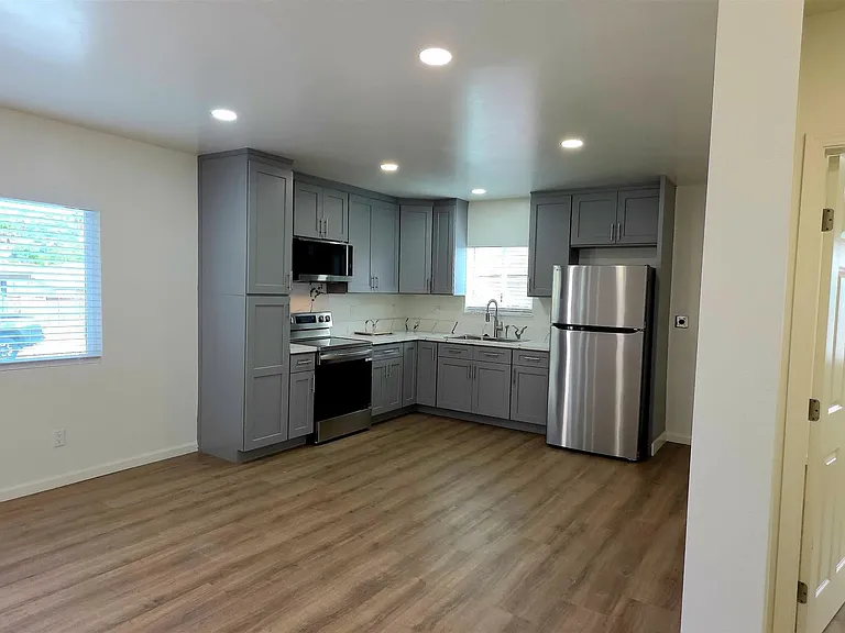 8836 Valencia St — Photo 25