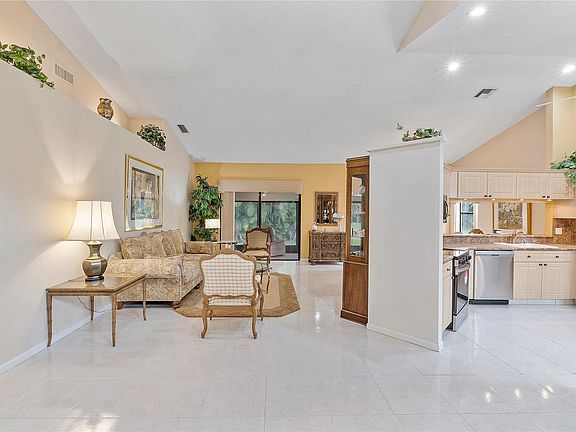 5th image of 7644 Lexington Club Boulevard #B