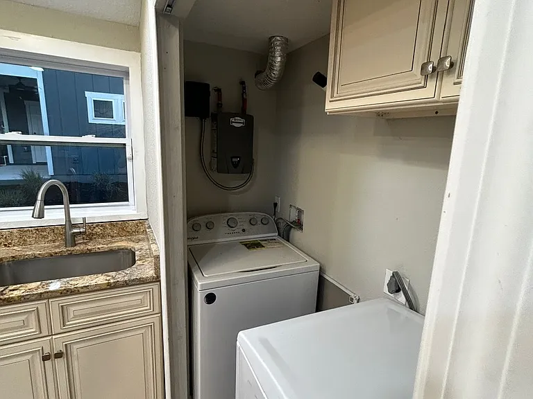 208 W Fox St — Photo 26
