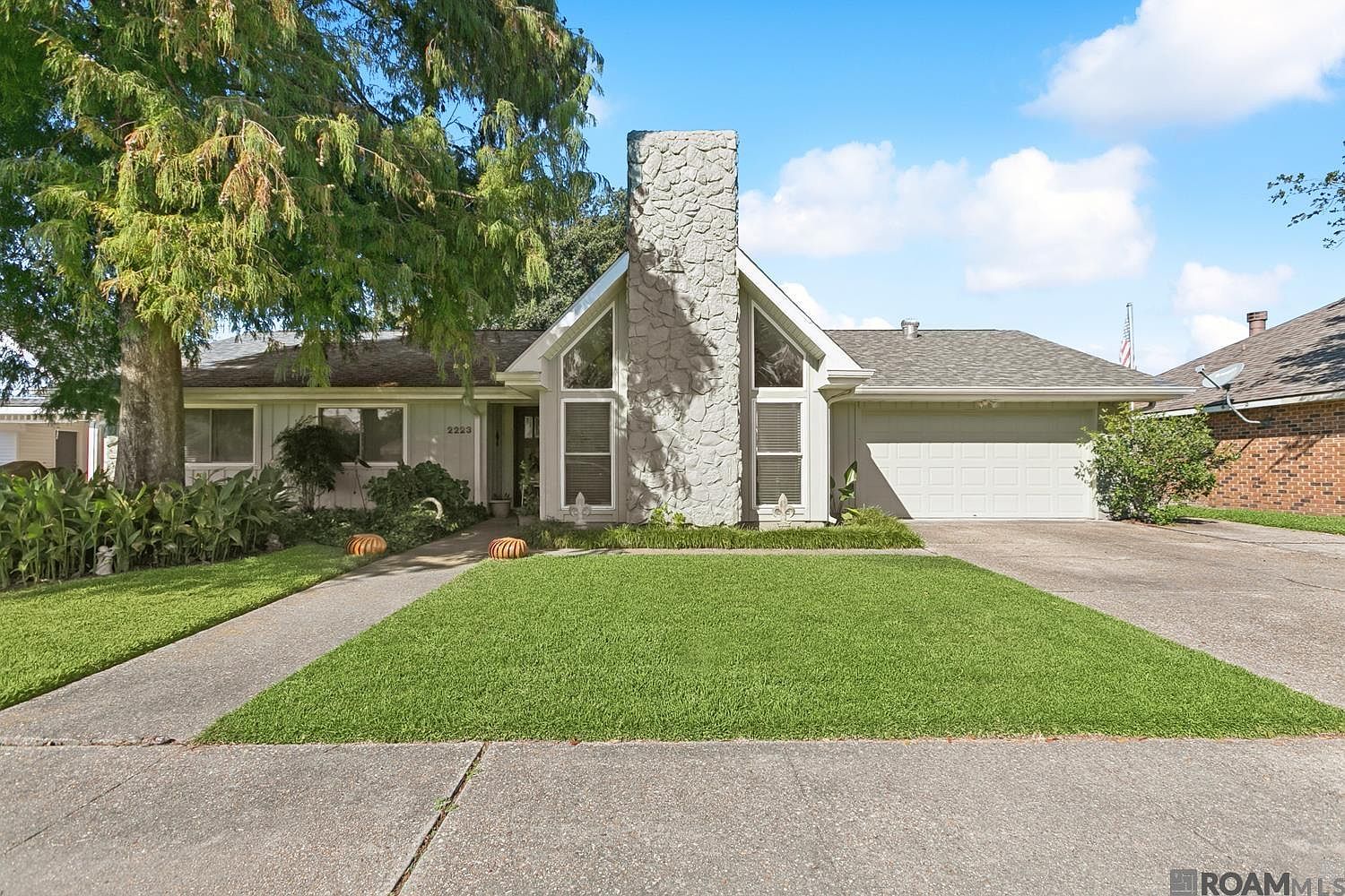 2223 W Canterbury Dr