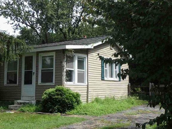 3rd image of 10 Garden Ln