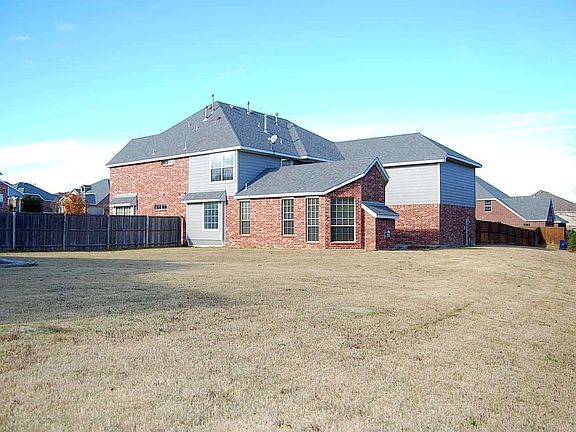 Large back yard that backs to green belt
