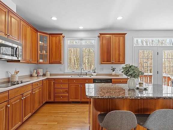 3rd image of 41 Garnet Cir