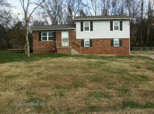 2952 Bluegrass Ln, Strawberry Plains, TN 37871