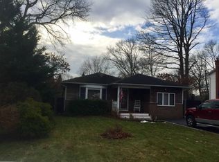 16 Applegate Dr, Mastic, NY 11950