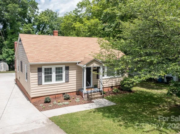 827 9th Avenue Pl NE, Hickory, NC 28601