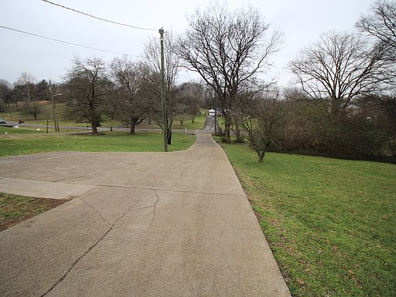 3rd image of 3147 Crosswood Dr