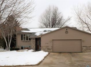 2700 S Sandstone Cir, Sioux Falls, SD 57103