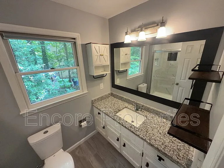 2102 Oakcrest Ct — Photo 7