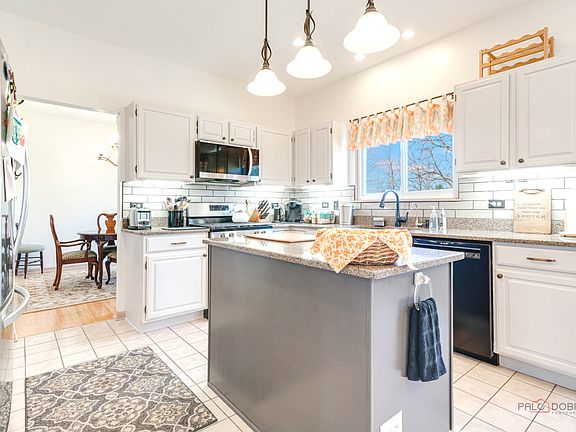 5th image of 87 Cambridge Dr