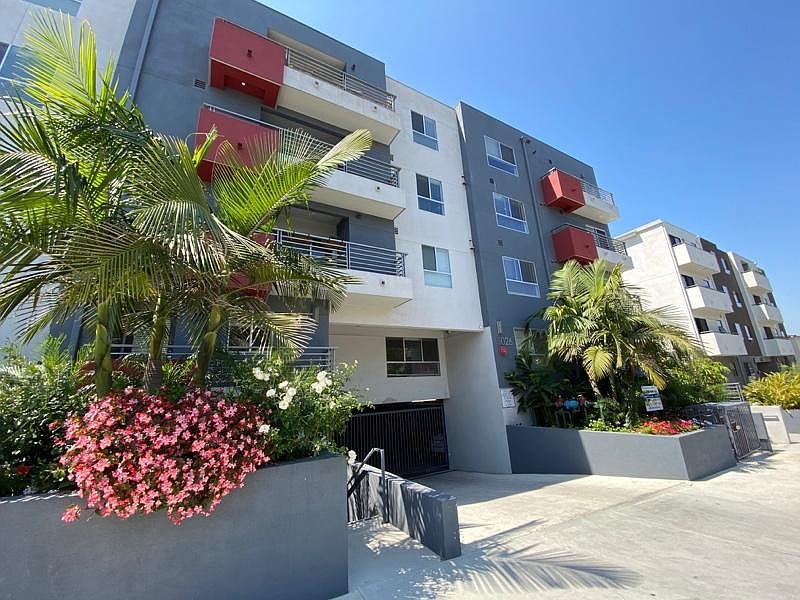 1st image of 5026 Rosewood Ave #500