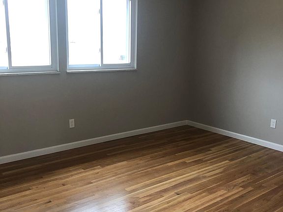 3rd image of 817 Holiday Ave