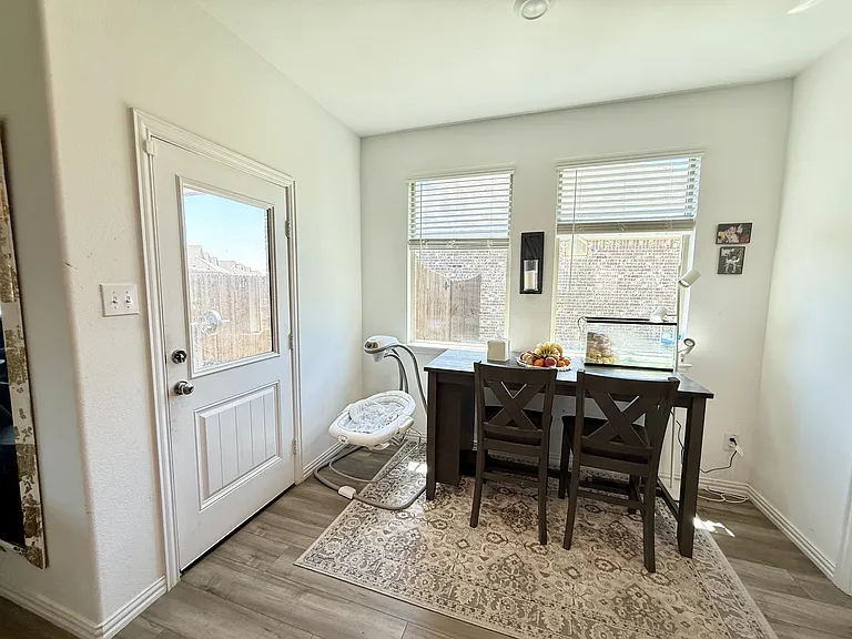 1601 Lake Grove Dr — Photo 8