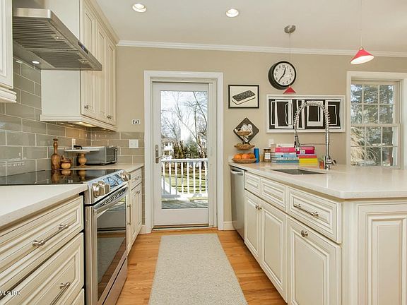 4th image of 330 Sound Beach Ave