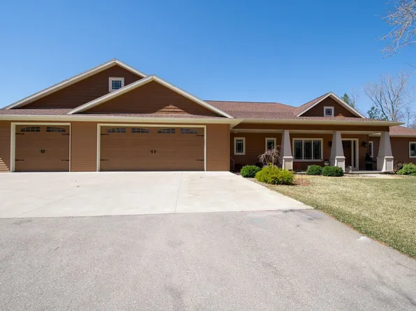 N2305 Birchwood Dr, Waupaca, WI 54981